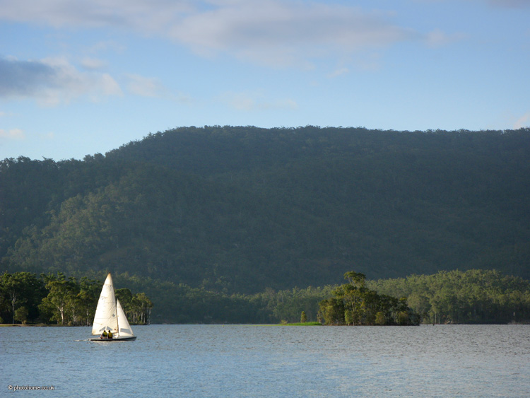 tineroo sailing sailing in the tinaroo falls dam, may day long weekend